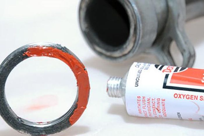 Ilustrasi paking knalpot motor dioles lem gasket tahan panas