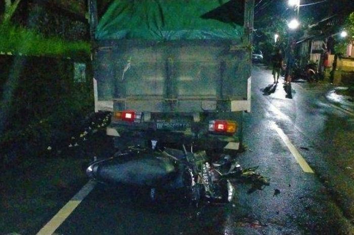 Honda Vario 110 terjang bak truk yang terparkir di sekitar jalanan Tabanan, Bali