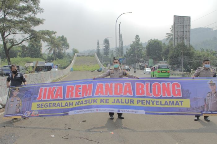 Polres Bogor menyebar spanduk jalur penyelamat di turunan Selarong, tepatnya di Jalan Raya Puncak