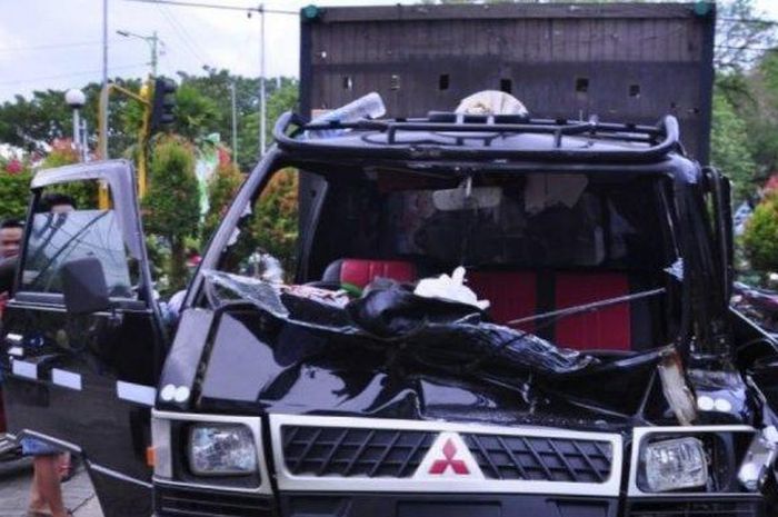 Kondisi Mitsubishi L300 pengangkut Ayam usai menabrak bagian belakang sebuah truk di Martapura, Banjar, Kalsel, Selasa (21/07/2020).