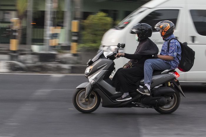 Ilustrasi pengendara dan pembonceng motor