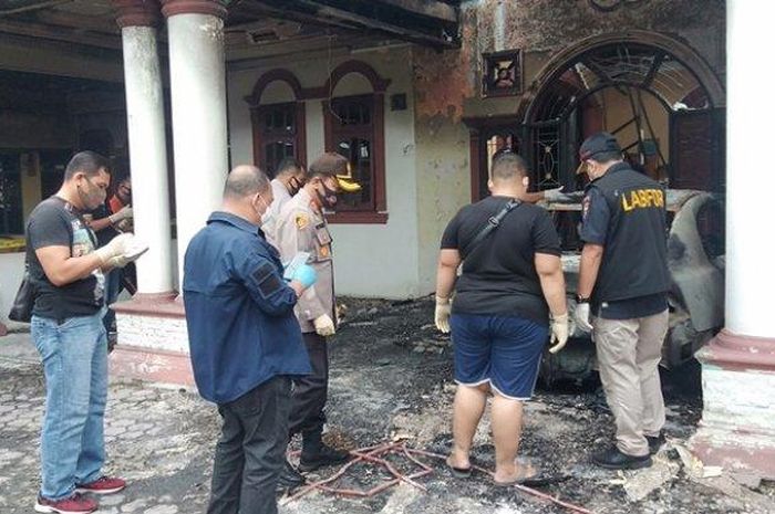 Olah TKP tim labfor Polda Sumatera Utara terhadap pembakaran Honda Civic FD 