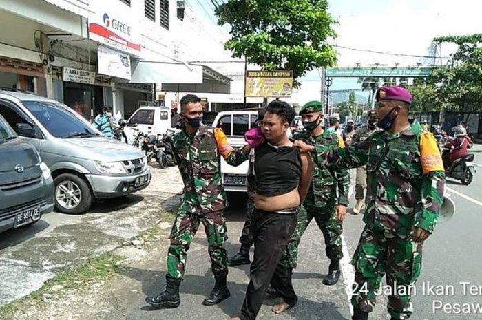 Prajurit Yonif 9 Marinir/Beruang Hitam dan anggota TNI lainnya meringkus pengedar narkoba saat operasi penegakan disiplin protokol kesehatan di Lampung, Selasa (21/7/2020). 