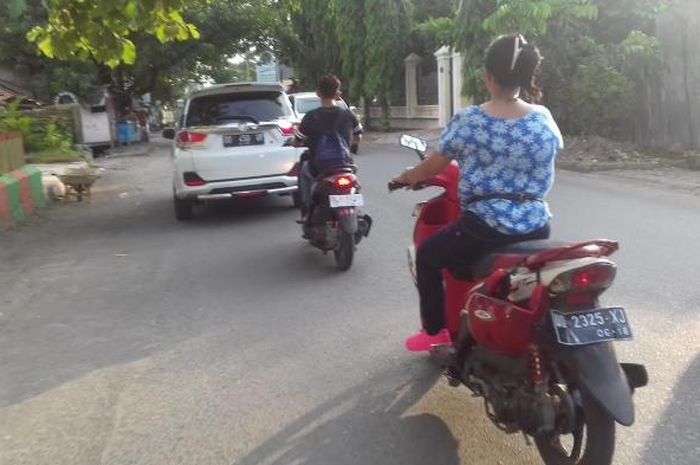 Berkendara Jarak Dekat Apapun Alasannya Wajib Pakai Helm, Ada Aturannya
