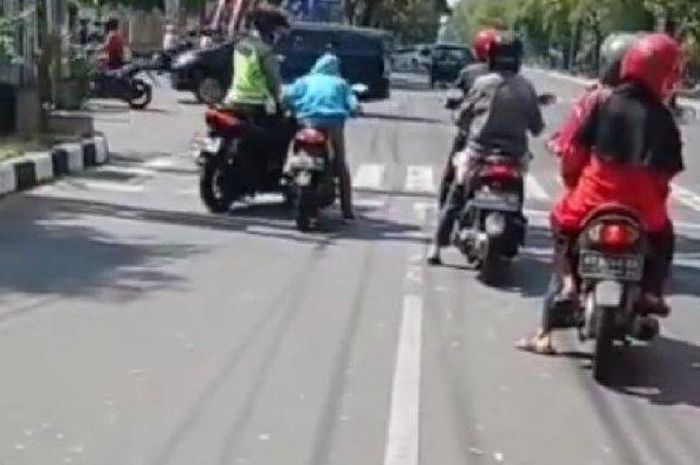 Pengendara tak pakai helm di Solo mencoba sembunyi dari polisi