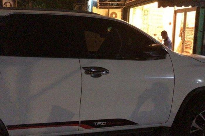 Toyota Fortuner K.H Habib Udin Pandeglang yang disasar maling modus pecah kaca, bawa kabur uang tunai Rp 550 juta