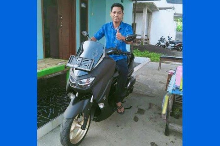 Ferry Dwi Kurniawan menunggangi Yamaha All New NMAX yang dibelinya pakai uang koin recehan hasil tabungannya