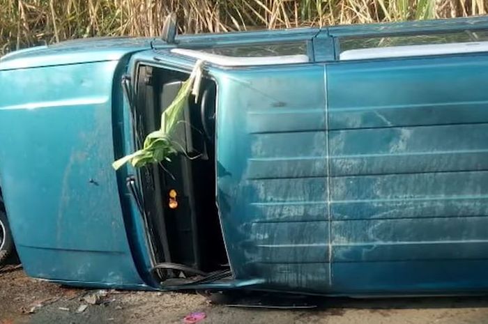 Isuzu Panther terguling usai serempet Honda Revo di Pati, Jawa Tengah