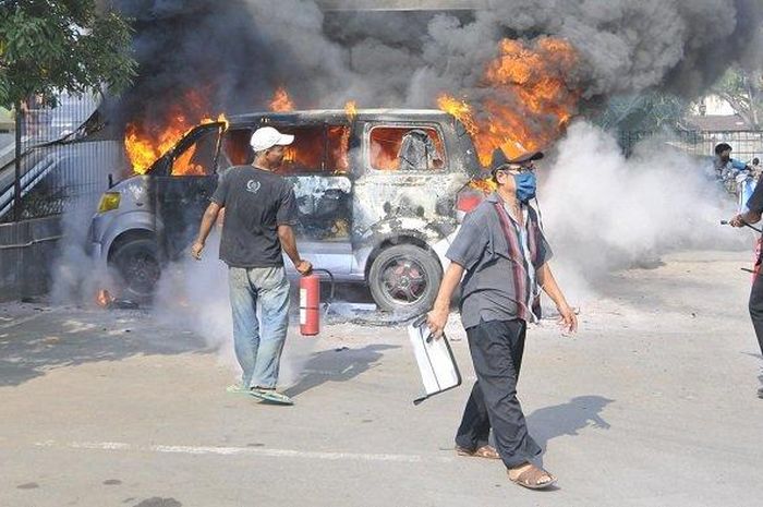 Suzuki APV terbakar di parkiran RS Graha Juanda, Bekasi Timur, Kota Bekasi, (23/7/20).  