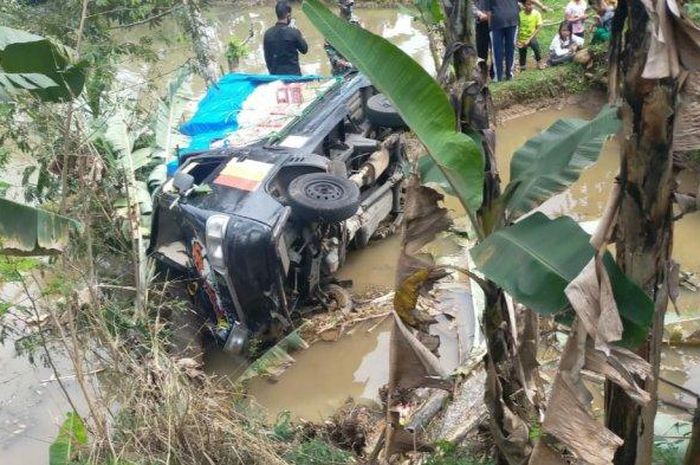 Suzuki Carry ST150 terjun ke sawah hingga kabin ringsek yang membuat pengemudi terjepit di Rajapolah, kabupaten Tasikmalaya, Jawa Barat