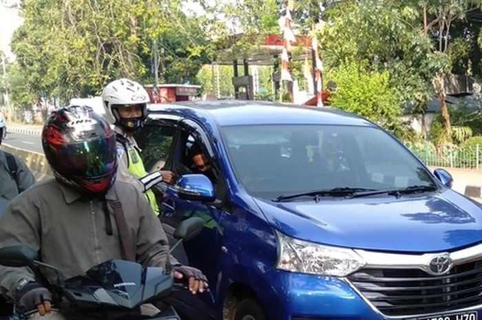 Mobil ASN yang kena tilang dalam Operasi Patuh Jaya di Jalan Mayjen Sutoyo, Jakarta Timur, Kamis (23/7/2020).