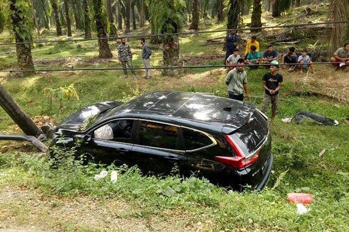 Honda CR-V terjungkal ke parit hingga seruduk tiang listrik saat dikemudikan seorang dokter di Aceh Tamiang