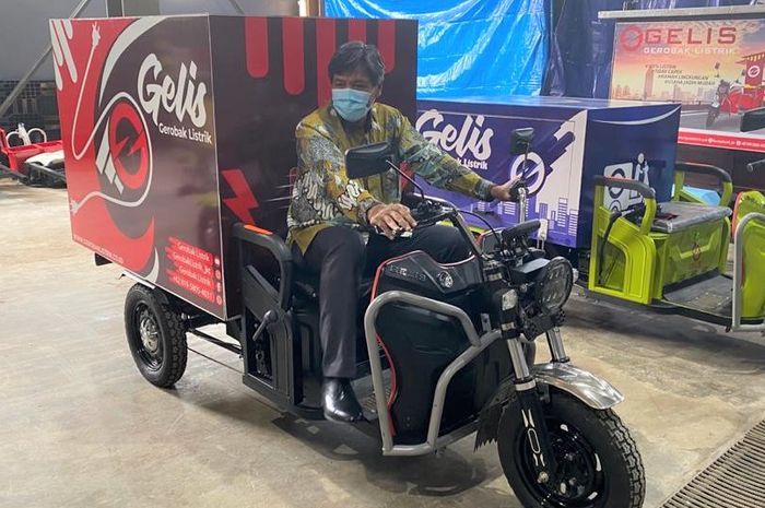 Direktur IMATAP Kemenperin,Putu Juli Ardika  saat mencoba motor listrik roda tiga Gelis.