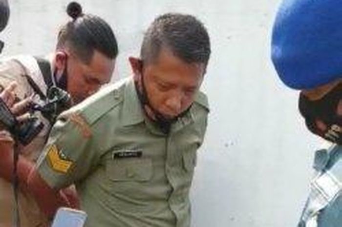 Seorang pria mengaku sebagai anggota TNI diamankan polisi saat mengelar operasi patuh jaya di Jalan Letjen Suprapto, Kemayoran, Jakarta Pusat, Kamis (23/7/2020). 