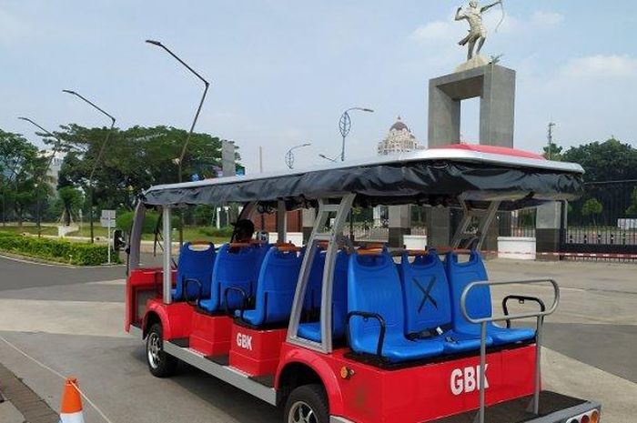 Pengelola GBK menyiapkan shuttle bus untuk pengunjung yang kelelahan setelah berolahraga.  