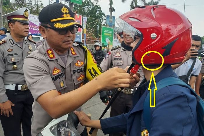 Ilustrasi. Posisi logo SNI di helm berada di samping kiri atau belakang