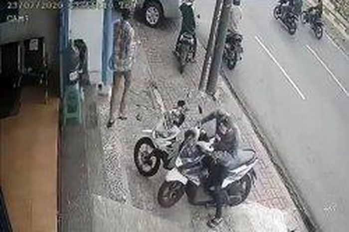 Tangkapan layar rekaman CCTV Pegadaian saat empat pelaku beraksi di Jatinegara, Jakarta Timur, Jumat (24/7/2020). 