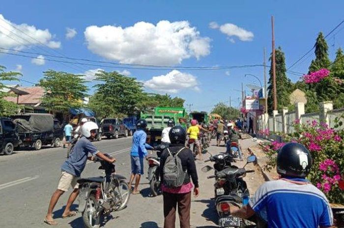 Antrean pembeli BBM di SPBU Kompak Lamahora, Lembata, Nusa Tenggara Timur