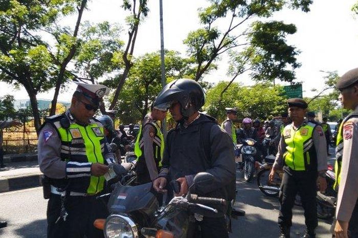 Ilustrasi Pemeriksaan perlengkapan surat-surat kendaraan. 