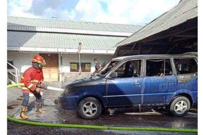 Toyota Kijang Kapsul milik perusahaan terbakar di Denpasar, Bali