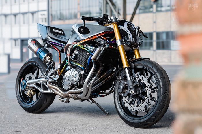 Suzuki GSX-R1100 street fighter dengan rangka Magnum 4