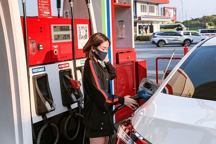 Cara mudah mengetahui posisi lubang tutup tangki mobil 