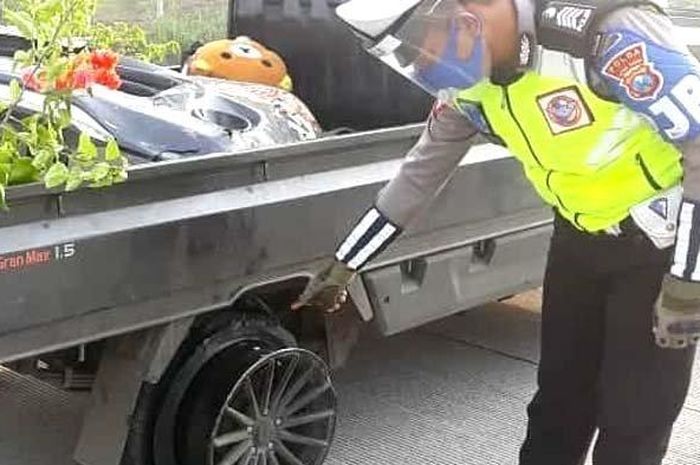 Daihatsu Gran Max pecah ban di tol Surabaya-Mojokerto