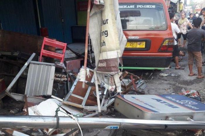 Angkot K02 Jurusan Pondok Gede Kota Bekasi oleng menabrak empat warung dan plang ATM di Jalan Raya Pekayon, Sabtu, (25/7/2020). 