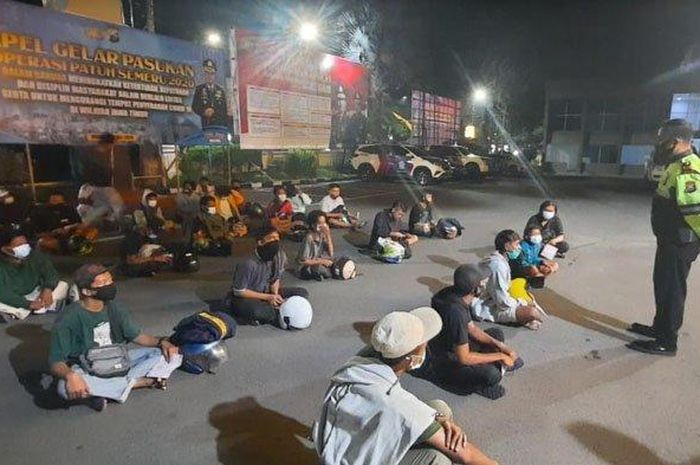 Satlantas Polresta Malang menggelar patroli pada malam minggu dan menindak 52 pelanggar lalu lintas.