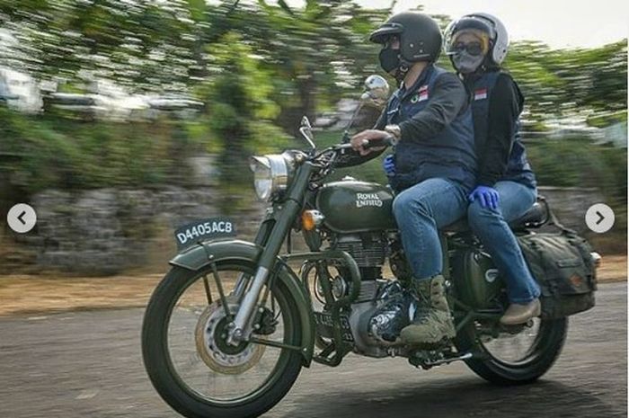 Romantisnya Ridwan Kamil Boncengan Bareng Istri Naik Royal Enfield Touring Sambil Bagi Sembako