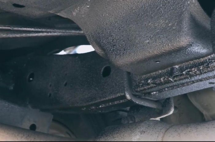 Bagian kolong mobil setelah dilakukan treatment antikarat