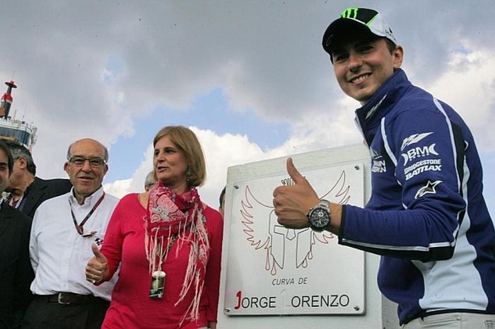 Jorge Lorenzo saat peresmian nama Tikungan Lorenzo (Curva de Jorge Lorenzo) pada tahun 2013.
