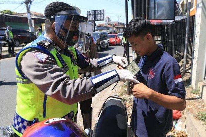 Polresta Bandung bagi-bagi masker saat Operasi Patuh Lodaya 2020