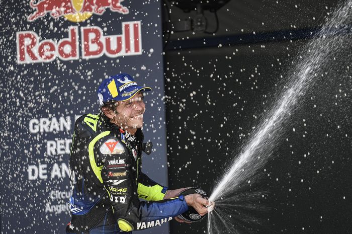 Valentino Rossi merayakan selebrasi kemenangan usai meraih podium tiga di MotoGP Andalusia 2020