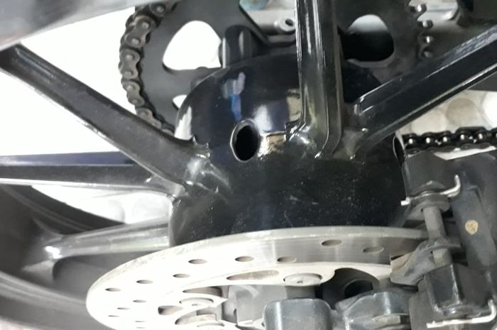 Lubang di pelek palang