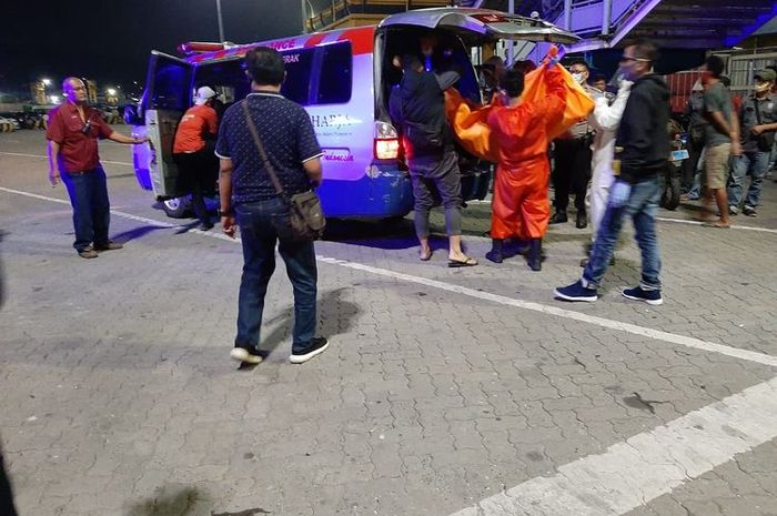 Petugas melakukan proses evakuasi dua orang penumpang yang ditemukan tewas tanpa busana di dalam kabin mobil Toyota Innova yang terparkir di lambung kapal, Minggu (26/7/2020).