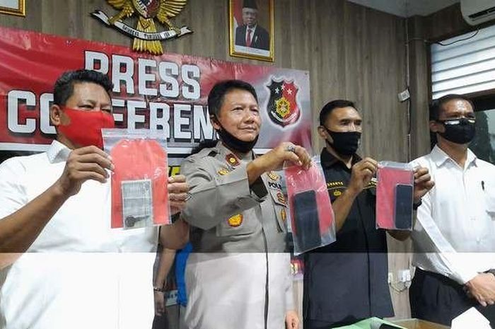 Polsek Kalideres tunjukan barang bukti kasus truk curian di Kalideres, Jakarta Barat, Senin (27/7/2020). 