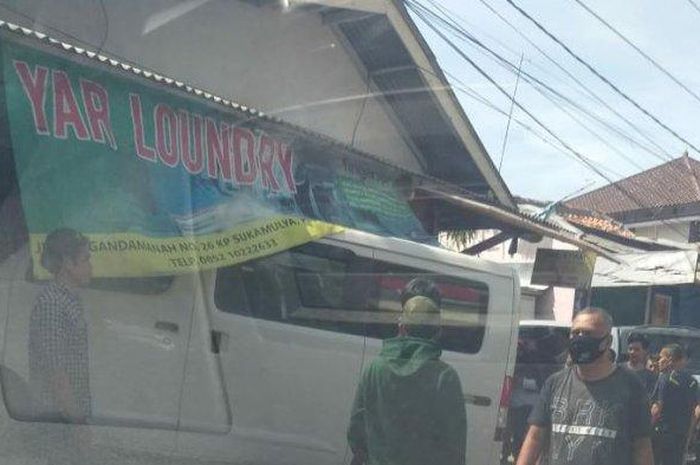 Daihatsu Gran Max terbang ke dalam kios laundry di di Jalan Ipik Gandamana, Purwakarta, Minggu (26/7/2020)
