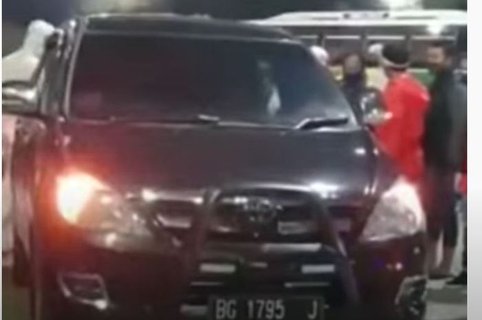Sepasang pria dan wanita ditemukan tewas tanpa busana di dalam kabin Toyota Kijang Innova saat di dek kapal KMP Nusa Putra di Pelabuhan Merak