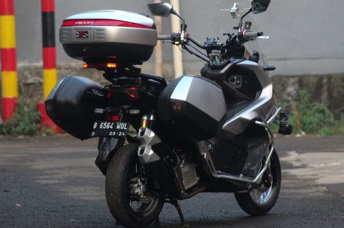 Cover radiator custom terpasang di Honda ADV 150.