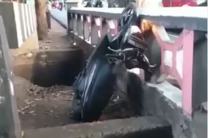 Honda BeAT nyender di pembatas jalan, pengemudinya tewas masuk ke dalam parit pintu air di Danau Cibubur, Jalan Jambore, Ciracas, Jakarta Timur, Senin (27/7/2020)