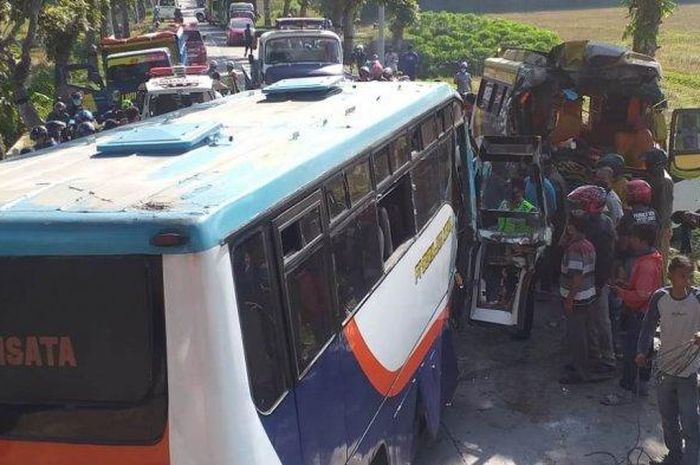 Kondisi dua bus yang ringsek karena adu tubruk