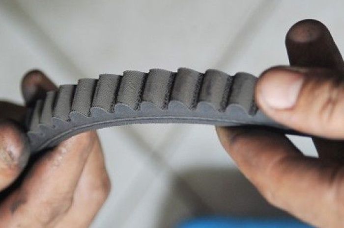 Kondisi v-belt motor matic yang sudah retak dan harus diganti