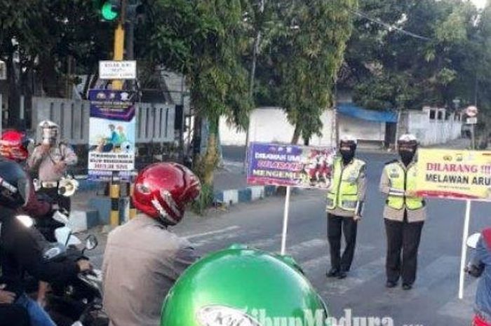 Suasana saat persone Satlantas Polres Pamekasan Kota memberikan imbauan ke pengendara, Senin (27/7/2020).