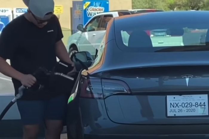Pria Ini Mondar-Mandir Nyari Lubang Tangki Bensin Tesla Model 3, Sampai Buka Bagasi dan Kap Mesin Mobil