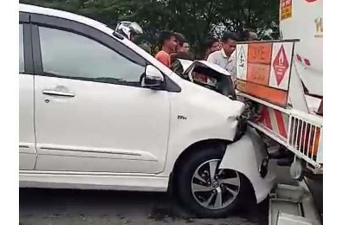 Toyota Avanza ringsek berat bagian depan setelah menabrak pantat truk tangki Pertamina yang berhenti di lampu merah Simpang Kantor Bupati Abdya di Desa Keude Paya, Blangpidie, Senin (27/7/2020) sore. 