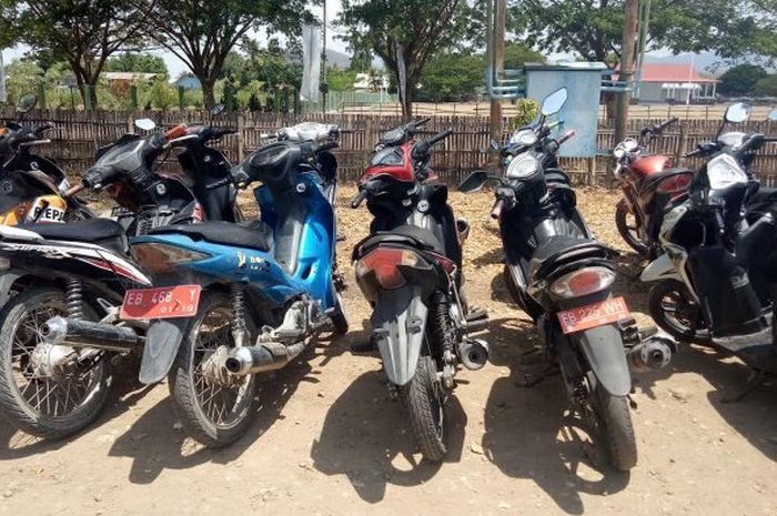 Beberapa unit kendaraan roda dua milik dinas (plat merah) di Pemda Nagekeo terjaring Operasi Zebra di Mbay Kabupaten Nagekeo, Kamis (8/11/2018). 