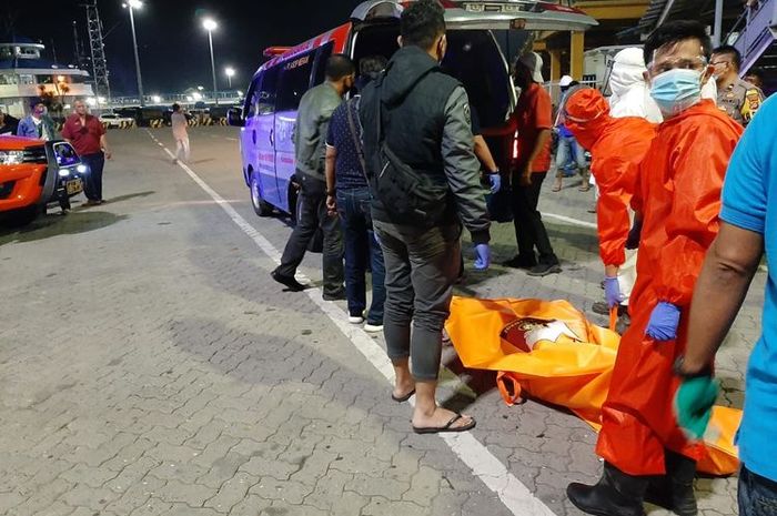 Dua mayat yang ditemukan dalam mobil dengan kondisi telanjang dievakuasi dari Pelabuhan Merak ke RS dr Drajat Prawiranegara, Serang, Minggu (26/7/2020).