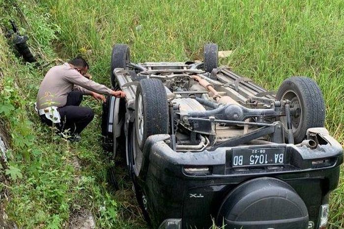 Daihatsu Terios kayang di sawah usai makan jalan dan hajar dua motor di Sijunjung, Sumatera Barat