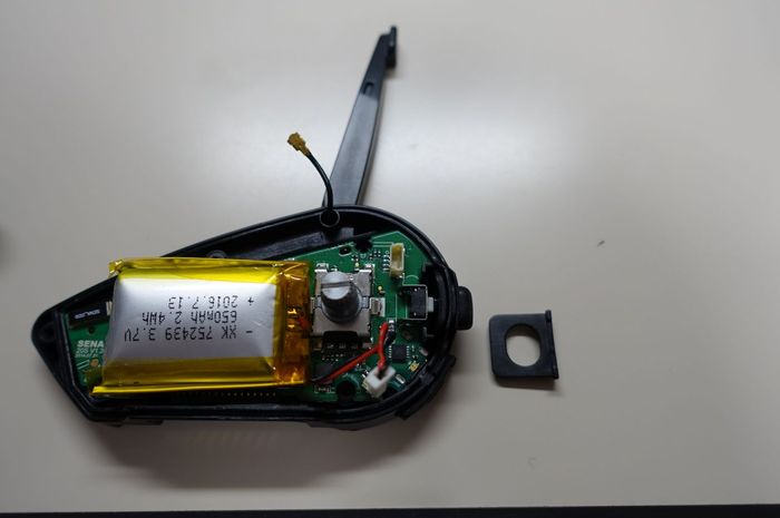 Ilustrasi baterai kembung intercom Sena